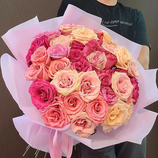 51 роза эквадор микс, артикул F1450375 - 22498 рублей, доставка по городу. Flawery - доставка цветов