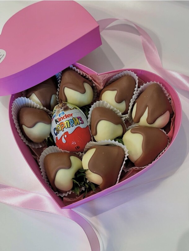 Клубника в двойном шоколаде, артикул F1453587 - 3700 рублей, доставка по городу. Flawery - доставка цветов