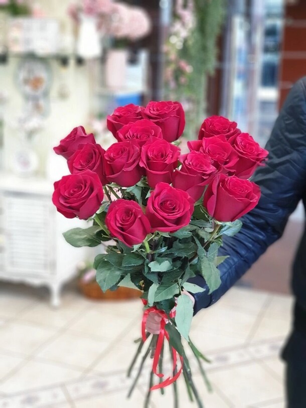 Букет 15 красных роз, артикул F1452489 - 6364 рублей, доставка по городу. Flawery - доставка цветов