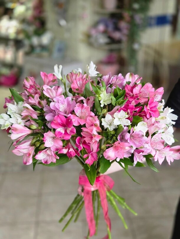 Букет 19 альстромерий, артикул F1452492 - 7740 рублей, доставка по городу. Flawery - доставка цветов