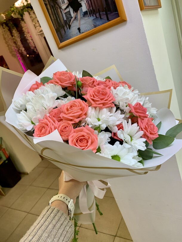 Букет из кустовых роз и хризантем, артикул F1347940 - 4500 рублей, доставка по городу. Flawery - доставка цветов