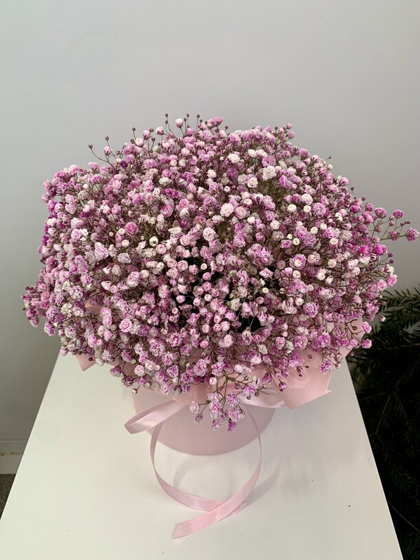 Розовая гипсофила в шляпной коробке, артикул F1357389 - 2500 рублей, доставка по городу. Flawery - доставка цветов