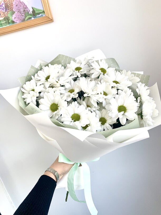 Букет из ромашковых хризантем, артикул F1364546 - 4500 рублей, доставка по городу. Flawery - доставка цветов