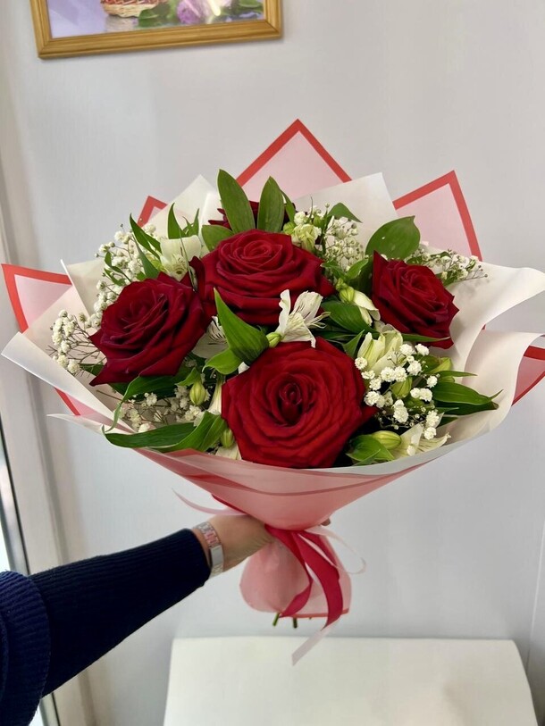 Букет из роз , альстромерии и гипсофилы, артикул F1366331 - 3500 рублей, доставка по городу. Flawery - доставка цветов