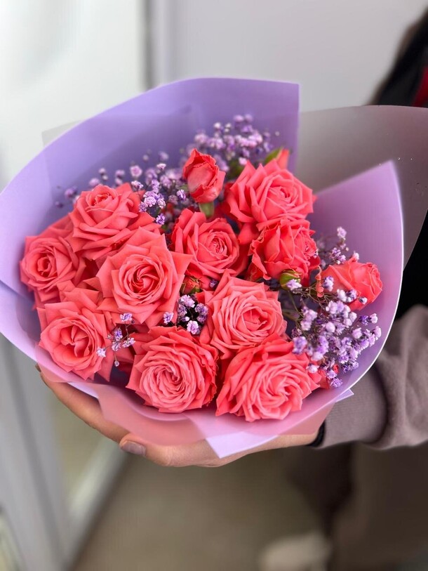 Букет из кустовых роз, артикул F1367010 - 2700 рублей, доставка по городу. Flawery - доставка цветов