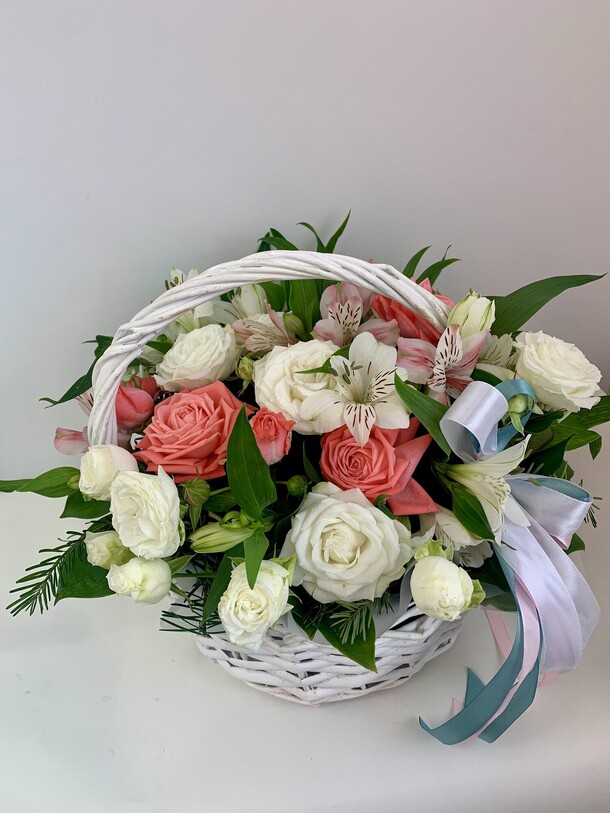 Корзина с цветами, артикул F1367401 - 6000 рублей, доставка по городу. Flawery - доставка цветов