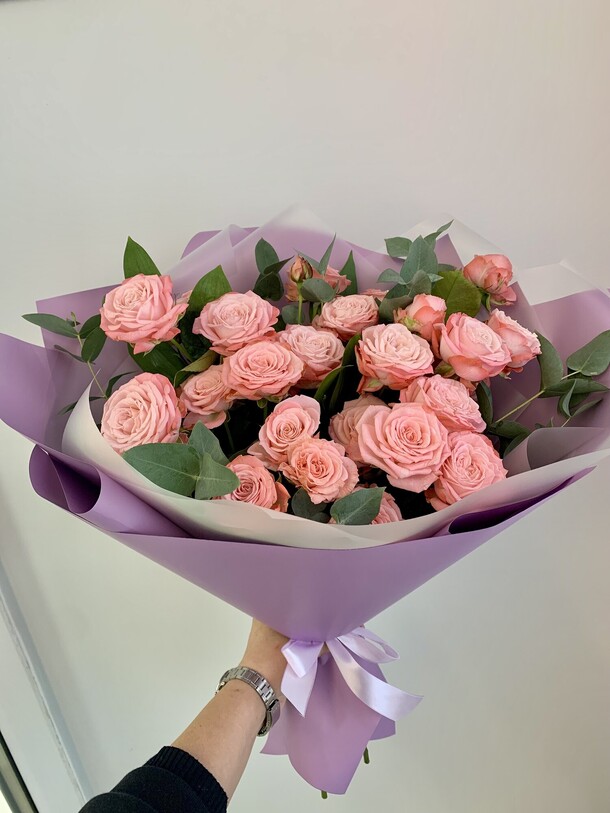 Букет из кустовых роз и эвкалипта, артикул F1369357 - 4750 рублей, доставка по городу. Flawery - доставка цветов