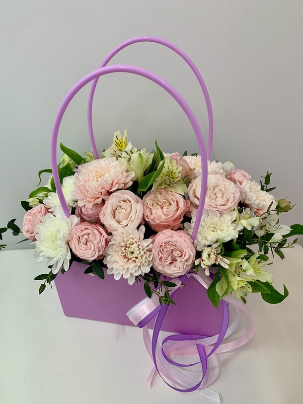 Сумочка с цветами, артикул F1374615 - 3500 рублей, доставка по городу. Flawery - доставка цветов