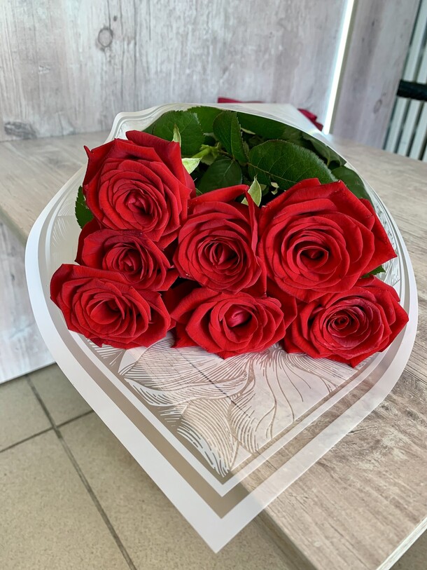 Букет из 7 роз ред наоми 60 см, артикул F1382320 - 2520 рублей, доставка по городу. Flawery - доставка цветов