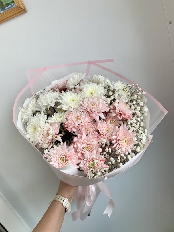 «нежность» букет из хризантем и гипсофилы, артикул F1384424 - 3700 рублей, доставка по городу. Flawery - доставка цветов