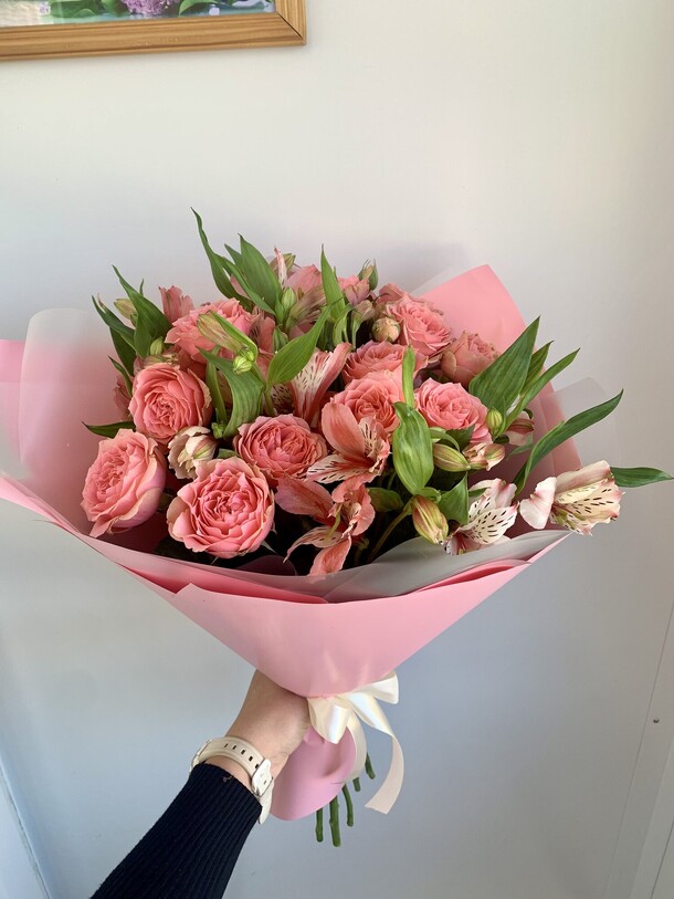 «сапфир» букет из кустовых роза и альстромерии, артикул F1396242 - 4500 рублей, доставка по городу. Flawery - доставка цветов