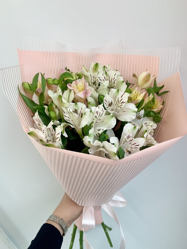 Букет-комплимент из альстромерий, артикул F1398737 - 2000 рублей, доставка по городу. Flawery - доставка цветов