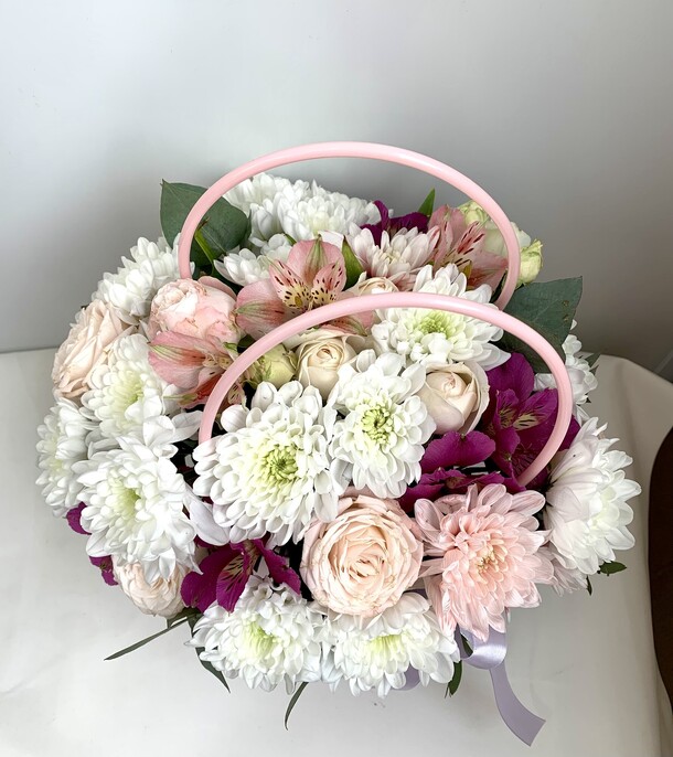 Сумочка с цветами, артикул F1406965 - 3100 рублей, доставка по городу. Flawery - доставка цветов