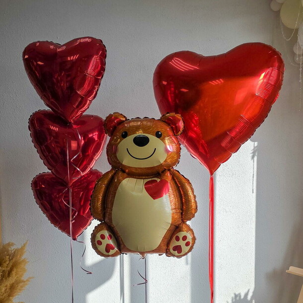 Милый мишка и красные сердца, артикул F1520060 - 6280 рублей, доставка по городу. Flawery - доставка цветов