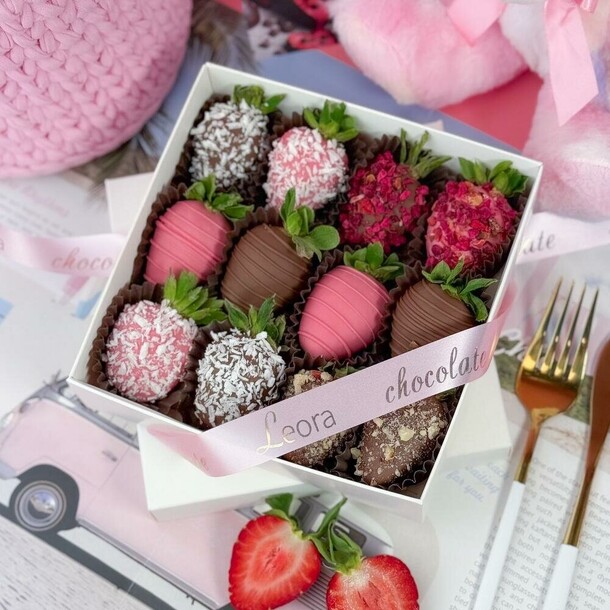 Клубника в бельгийском шоколаде callebaut 9-12 шт. Подарочный набор 1048, артикул F1458085 - 2800 рублей, доставка по городу. Flawery - доставка цветов