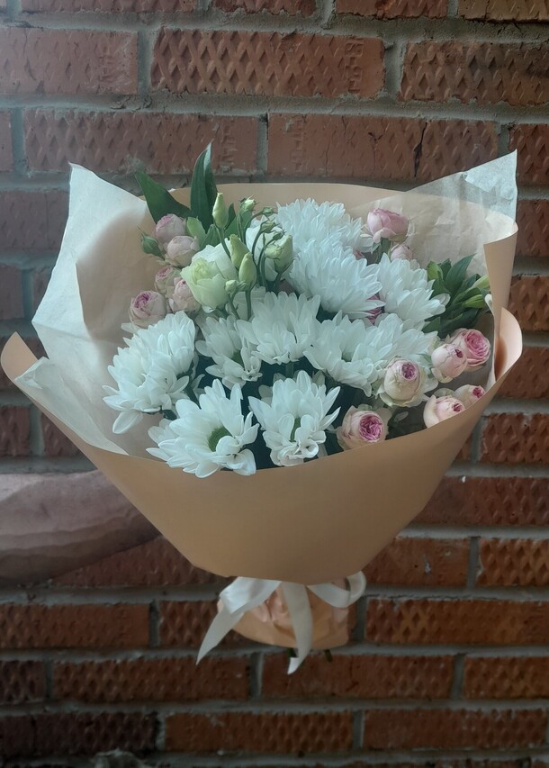 Букет из кустовых роз, хризантем и альстромерий, артикул F1317125 - 4925 рублей, доставка по городу. Flawery - доставка цветов