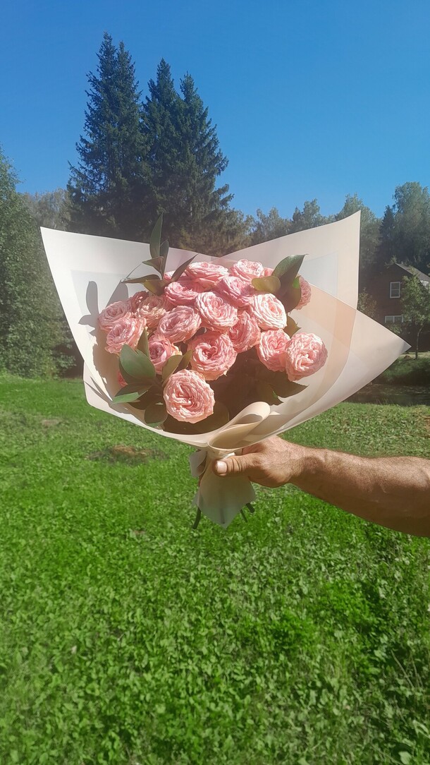 Букет из розовых кустовых роз и рускуса, артикул F1317156 - 5191 рублей, доставка по городу. Flawery - доставка цветов