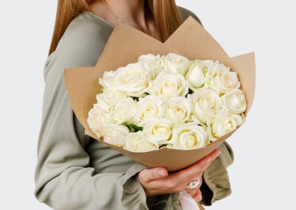 Монобукет из 19 белых роз, артикул F1317185 - 5457 рублей, доставка по городу. Flawery - доставка цветов