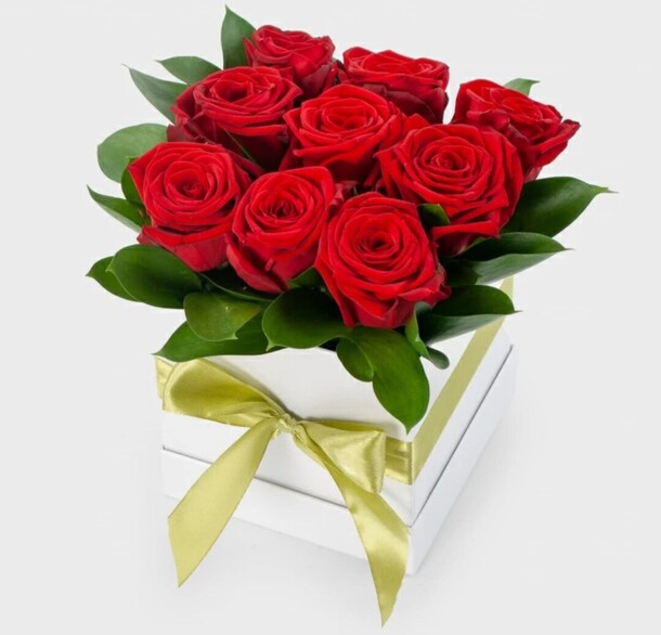 Коробка с 9 красными розами, артикул F1317326 - 3751 рублей, доставка по городу. Flawery - доставка цветов