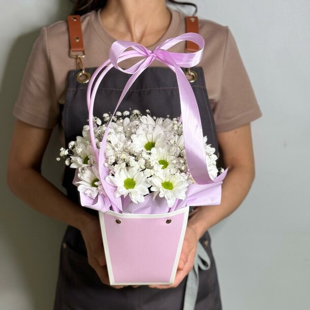 Хризантемы с гипсофилой, артикул F1319799 - 2928 рублей, доставка по городу. Flawery - доставка цветов