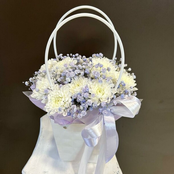 Сумочка с белой кустовой хризантемой и радужной гипсофилой, артикул F1319808 - 2928 рублей, доставка по городу. Flawery - доставка цветов