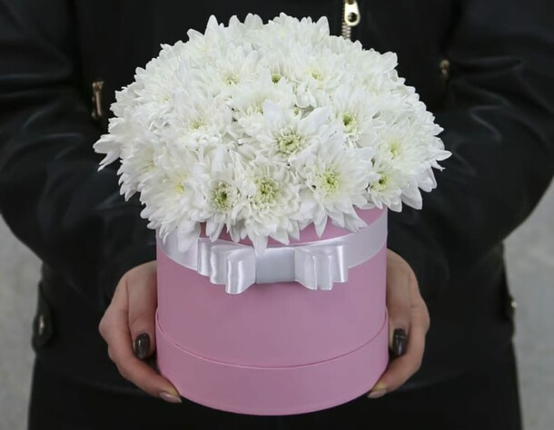 Шляпная коробка с белыми кустовыми хризантемами, артикул F1319811 - 4175 рублей, доставка по городу. Flawery - доставка цветов