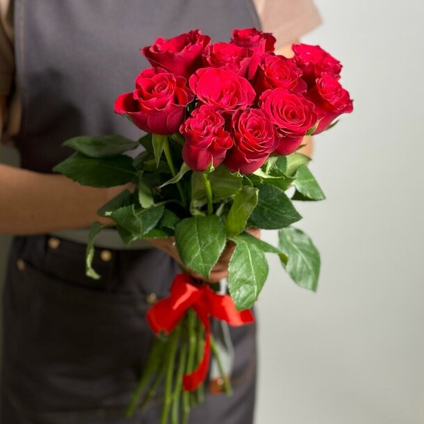 Красные розы 11 шт 50 см, артикул F1321184 - 2904 рублей, доставка по городу. Flawery - доставка цветов