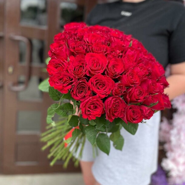 Букет из красных роз, артикул F1321195 - 13177 рублей, доставка по городу. Flawery - доставка цветов