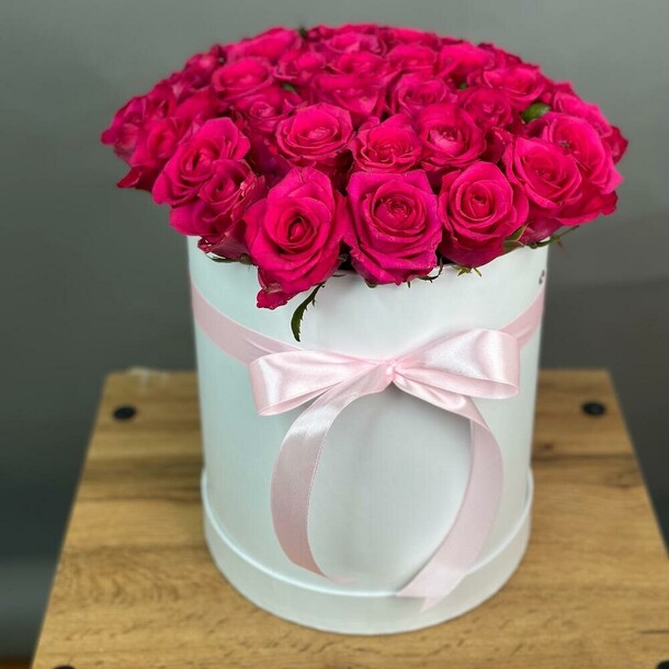 Малиновые розы в коробке, артикул F1321198 - 10781 рублей, доставка по городу. Flawery - доставка цветов