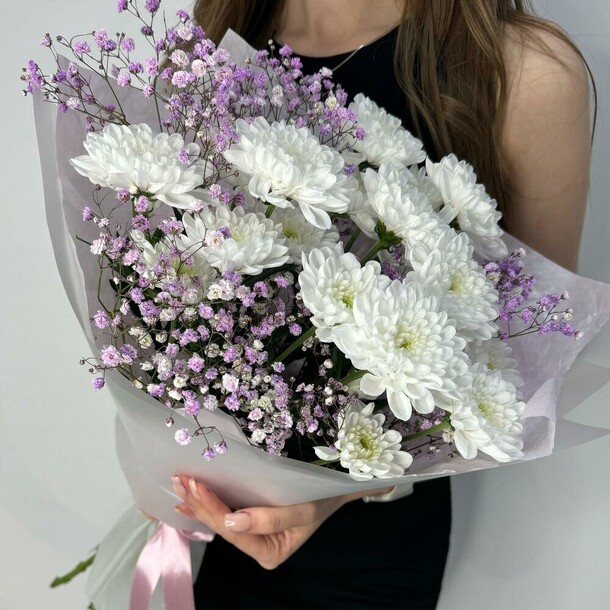 Букет белая хризантема и гипсофила, артикул F1321203 - 3060 рублей, доставка по городу. Flawery - доставка цветов