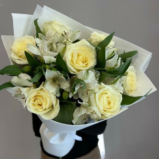 Букет белые розы и альстромерия, артикул F1321210 - 3061 рублей, доставка по городу. Flawery - доставка цветов