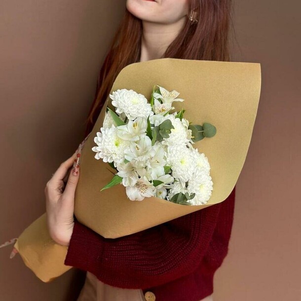 Кулёк из хризантем с альстромериями, артикул F1321211 - 3025 рублей, доставка по городу. Flawery - доставка цветов