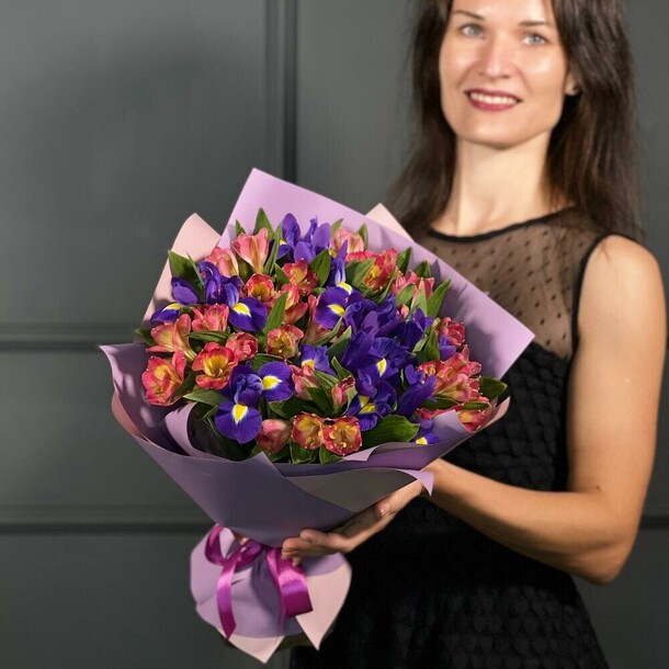 Ирисы с альстромериями, артикул F1329084 - 4392 рублей, доставка по городу. Flawery - доставка цветов