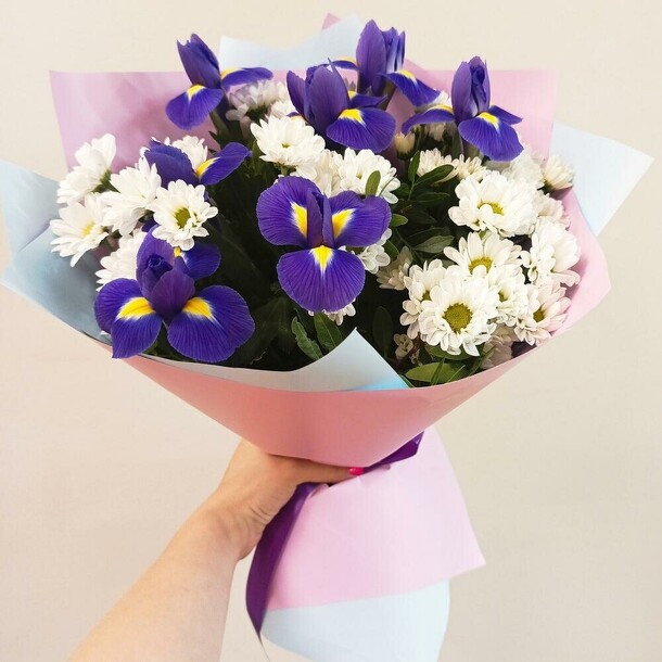 Ирисы с хризантемами, артикул F1329094 - 4792 рублей, доставка по городу. Flawery - доставка цветов