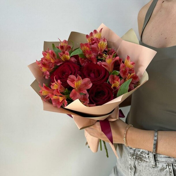 Розы  с альстромериями, артикул F1329107 - 2795 рублей, доставка по городу. Flawery - доставка цветов