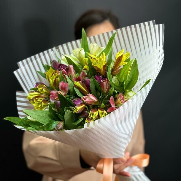 Альстромерия микс, артикул F1329130 - 2795 рублей, доставка по городу. Flawery - доставка цветов