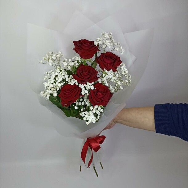 Розы с гипсофилой, артикул F1329578 - 2420 рублей, доставка по городу. Flawery - доставка цветов