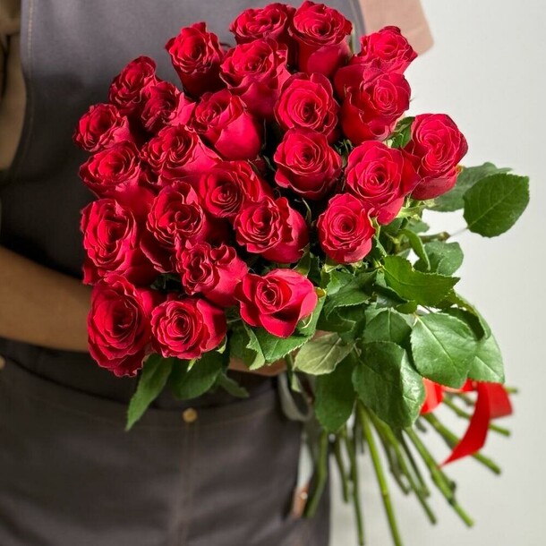 25 красных роз, артикул F1329773 - 6589 рублей, доставка по городу. Flawery - доставка цветов