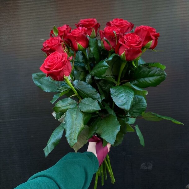 9 роз, артикул F1329775 - 2463 рублей, доставка по городу. Flawery - доставка цветов