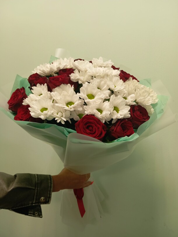 Красные розы с хризантемой, артикул F1329868 - 7321 рублей, доставка по городу. Flawery - доставка цветов