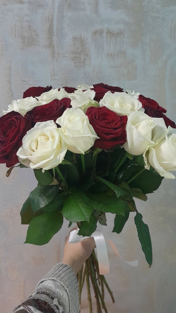 19 роз микс, артикул F1364597 - 5191 рублей, доставка по городу. Flawery - доставка цветов