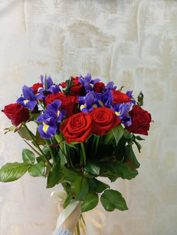 Розы с ирисами, артикул F1375658 - 5191 рублей, доставка по городу. Flawery - доставка цветов
