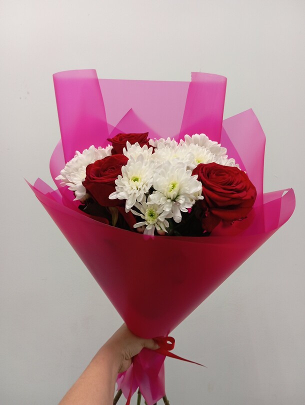 Розы с кустовыми хризантемами, артикул F1375690 - 3061 рублей, доставка по городу. Flawery - доставка цветов