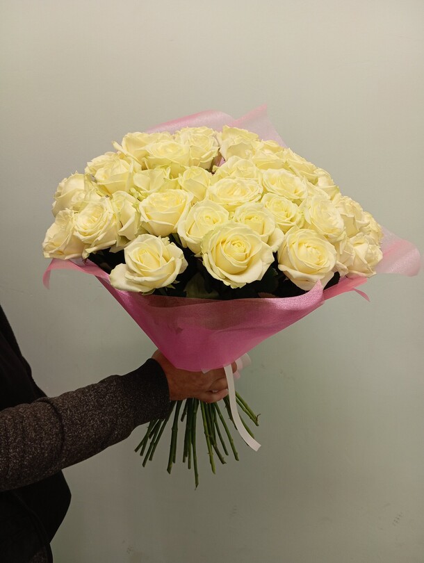 Нежные белые розы, артикул F1375798 - 7587 рублей, доставка по городу. Flawery - доставка цветов