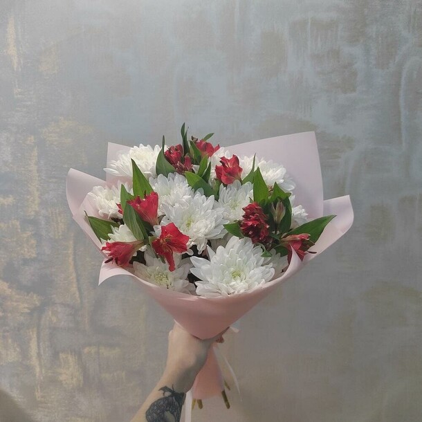 Кустовые хризантемы с красными альстромериями, артикул F1403769 - 3328 рублей, доставка по городу. Flawery - доставка цветов