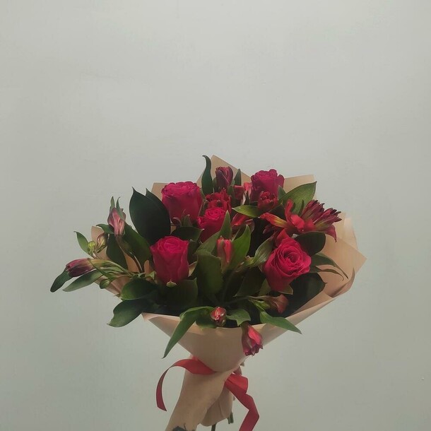 Розы с альстромериями и рускусом, артикул F1403798 - 3194 рублей, доставка по городу. Flawery - доставка цветов