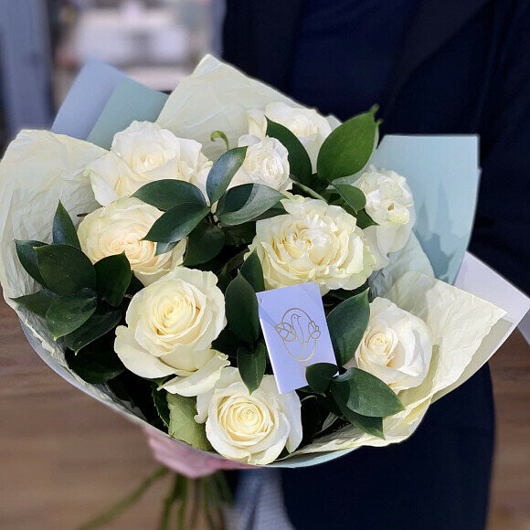 Белые розы с рускусом, артикул F1433194 - 3594 рублей, доставка по городу. Flawery - доставка цветов