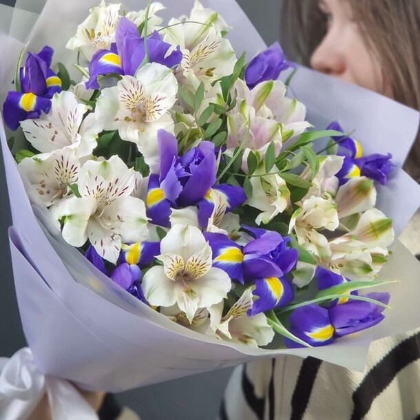 Альстромерия с ирисами, артикул F1433198 - 4659 рублей, доставка по городу. Flawery - доставка цветов