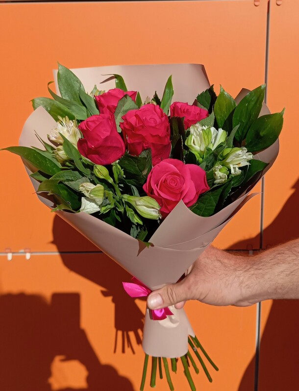 Розы с альстромериями и рускусом, артикул F1433199 - 3194 рублей, доставка по городу. Flawery - доставка цветов