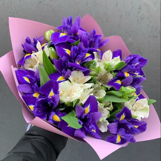 Белая альстромерия с ирисами, артикул F1433202 - 4392 рублей, доставка по городу. Flawery - доставка цветов